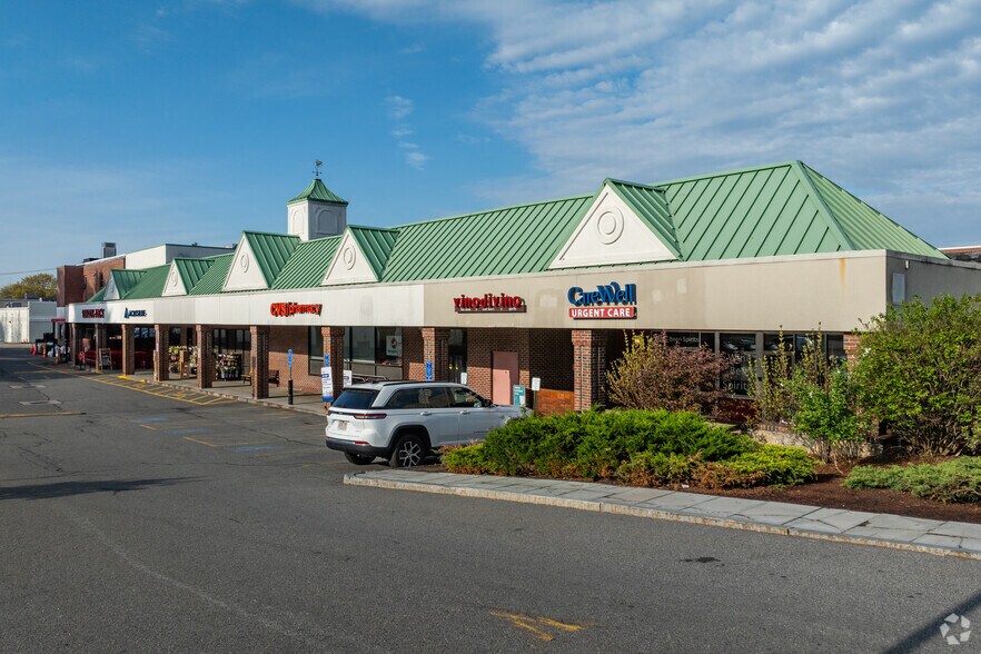 922-958 Highland Ave, Needham, MA for lease - Primary Photo - Image 1 of 4