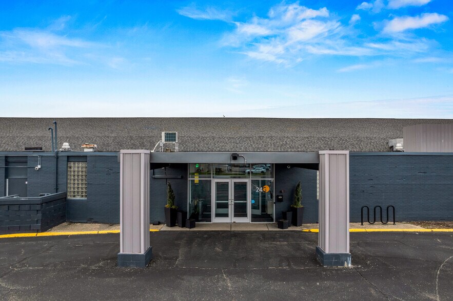 400 W Maple Rd, Troy, MI à vendre - Photo du bâtiment - Image 3 de 42