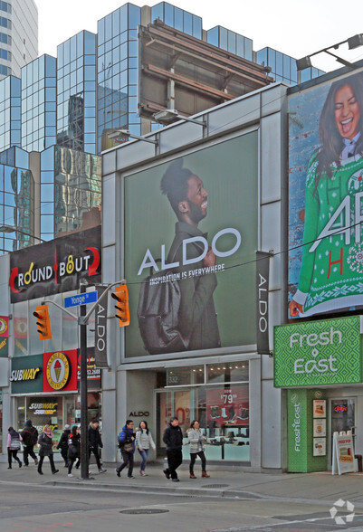 332 Yonge Street Toronto, Toronto, ON à vendre - Photo du bâtiment - Image 2 de 3