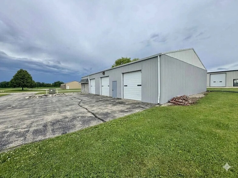 601 Nathan Ln, Elkhorn, WI à vendre - Photo du bâtiment - Image 2 de 5
