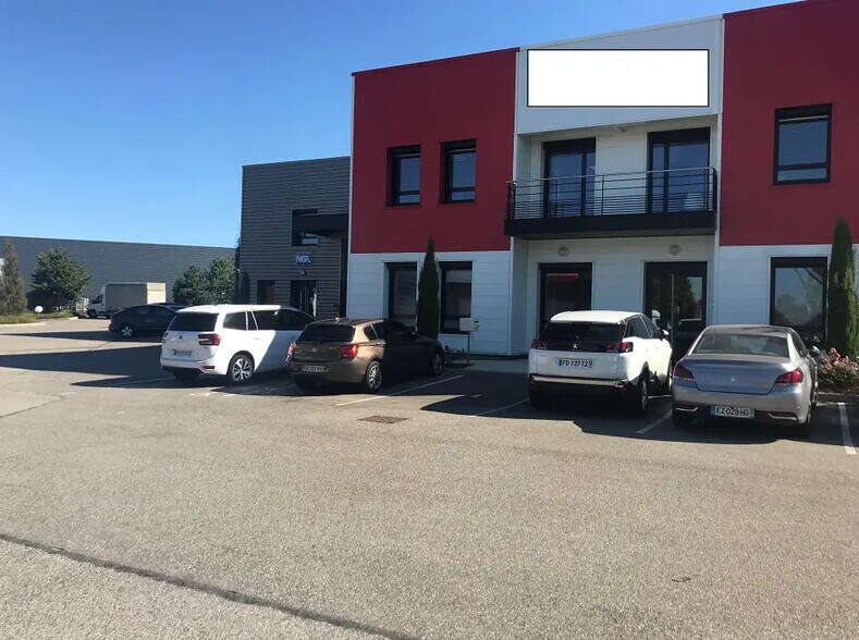 1 Rue De Lombardie, Saint-Priest à louer - Photo du bâtiment - Image 2 de 7