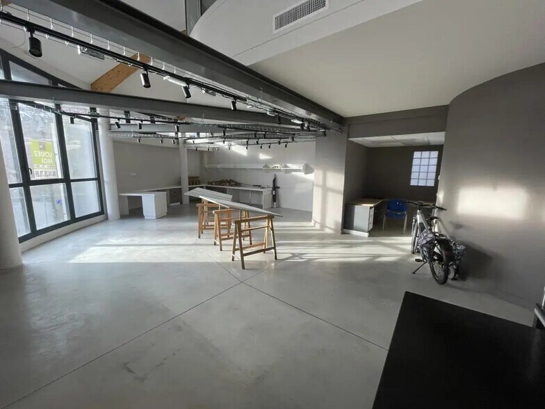 Office in Marseille for lease - Interior Photo - Image 3 of 12
