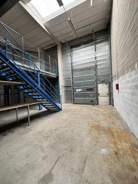 Flex in Émerainville for lease - Interior Photo - Image 3 of 15