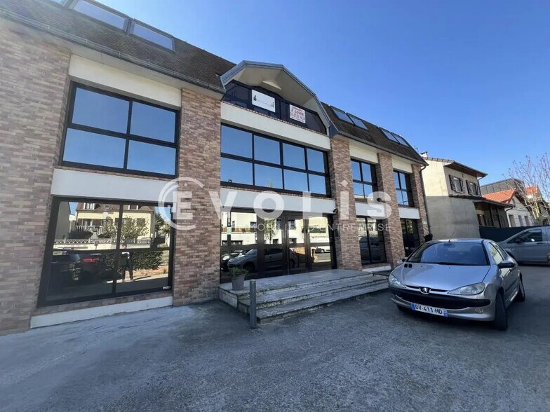 Office in Fontenay-sous-Bois for lease - Building Photo - Image 1 of 9