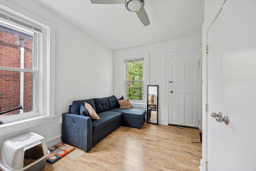 222 Buckingham Pl, Philadelphia, PA for sale - Interior Photo - Image 2 of 8