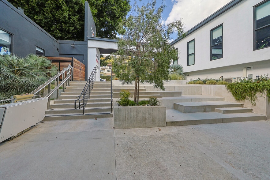 2400-2410 Hyperion Ave, Los Angeles, CA à louer - Photo du bâtiment - Image 2 de 12
