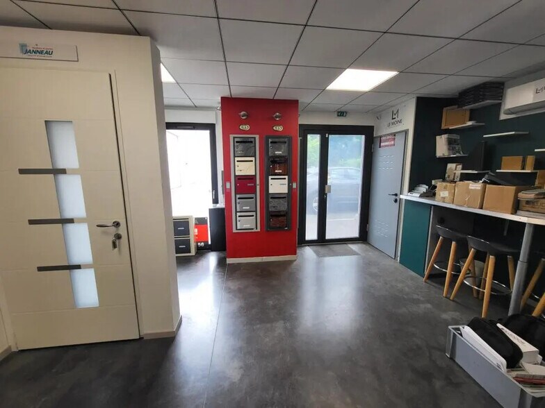 Bureau dans Saint-Laurent-de-Mure à louer - Photo intérieure - Image 3 de 4