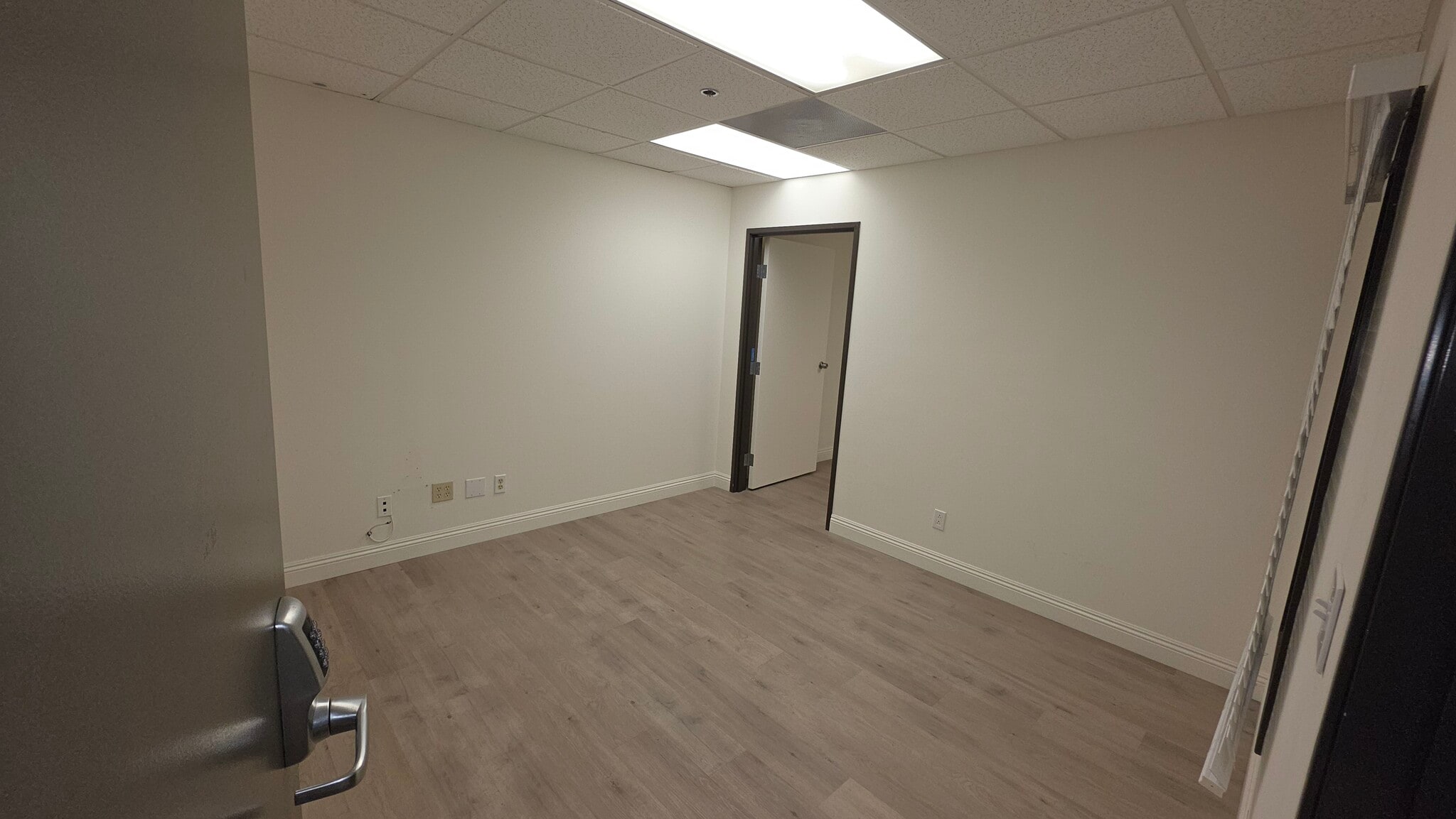 15130-15132 Ventura Blvd, Sherman Oaks, CA for lease Interior Photo- Image 1 of 2