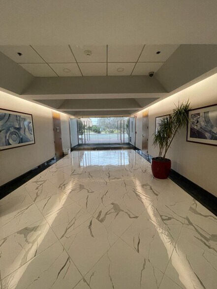 100 Davidson Ave, Somerset, NJ à louer - Hall d’entrée - Image 3 de 10