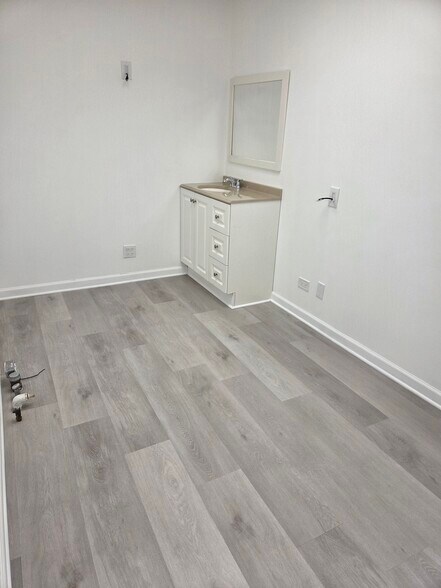 601 W Central Rd, Mount Prospect, IL à louer - Photo du bâtiment - Image 3 de 24