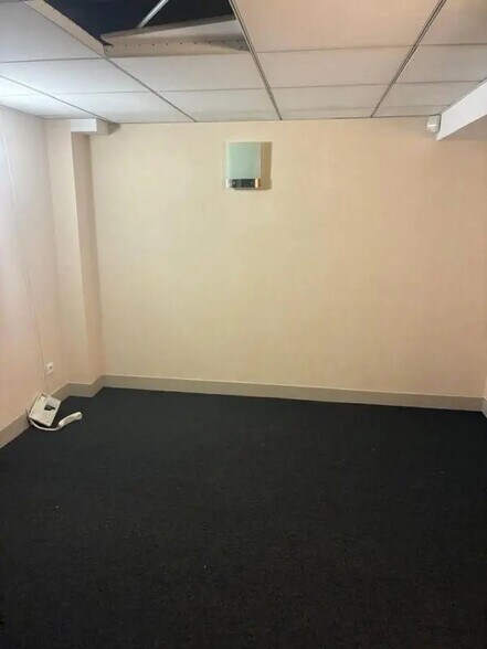 Retail in Sèvres for lease - Interior Photo - Image 2 of 9