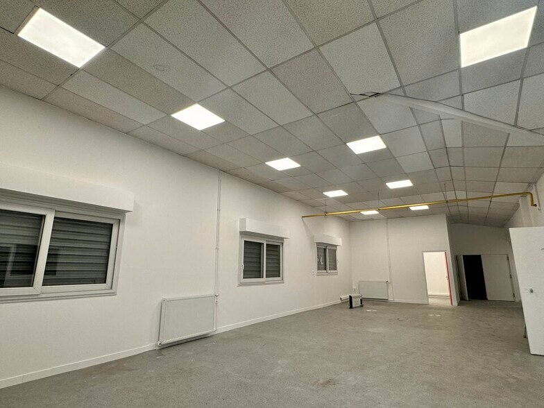 Flex in Le Havre for lease - Interior Photo - Image 2 of 5