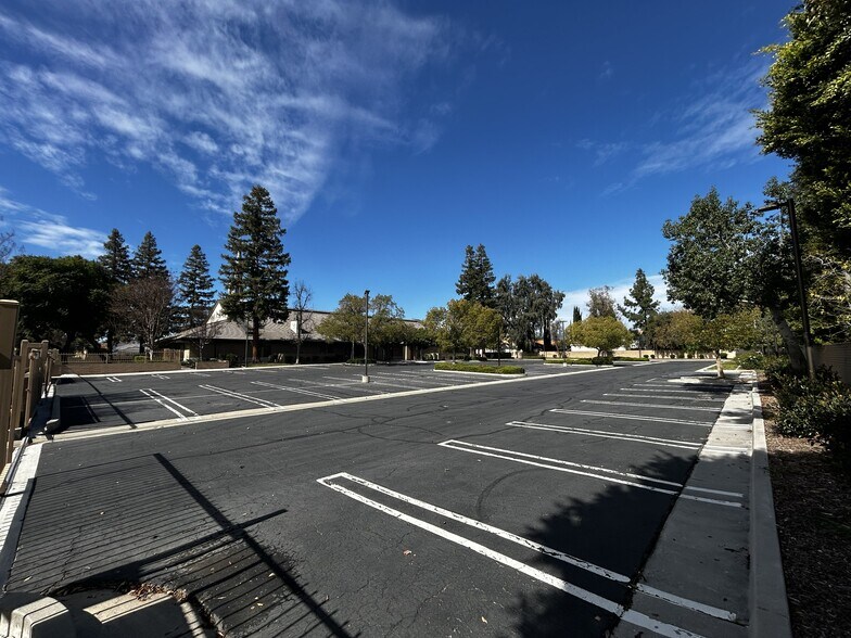 18425 Ingomar st, Reseda, CA à vendre - Photo du bâtiment - Image 3 de 22