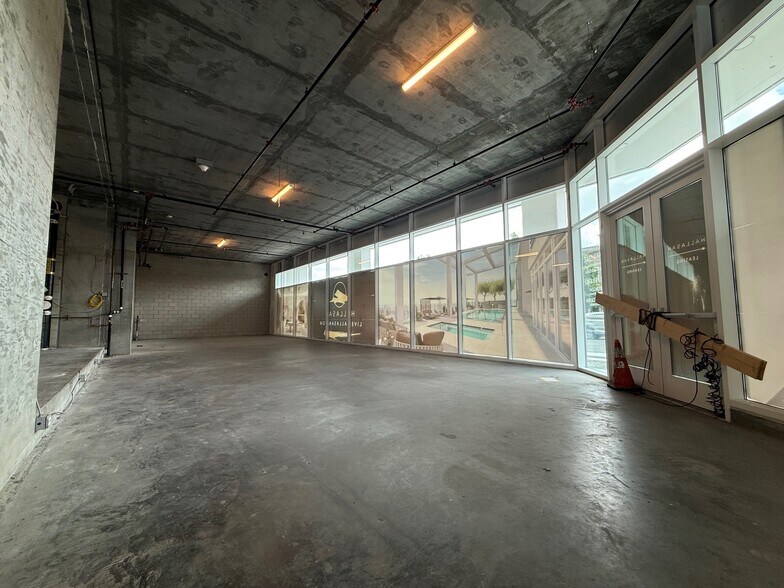 696 S New Hampshire Ave, Los Angeles, CA à louer - Photo du bâtiment - Image 2 de 11
