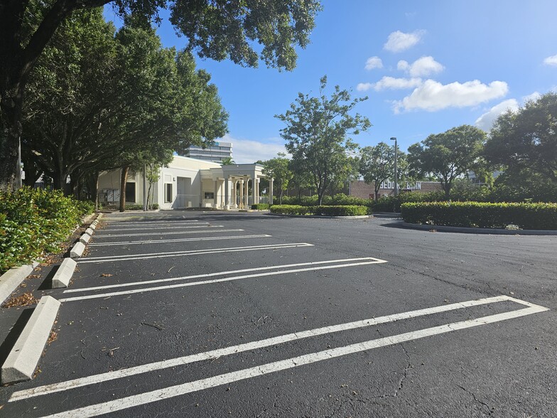 2055 Palm Beach Lakes Blvd, West Palm Beach, FL for lease - Building Photo - Image 3 of 10