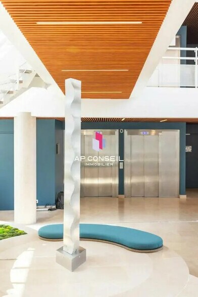 Office in Versailles for lease - Lobby - Image 1 of 6