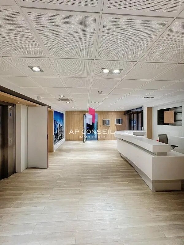 Office in Chatou for lease Lobby- Image 1 of 9