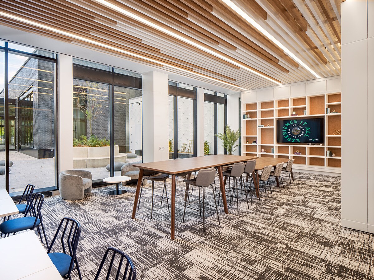 2461 S Clark St, Arlington, VA à louer Hall d’entrée- Image 1 de 17