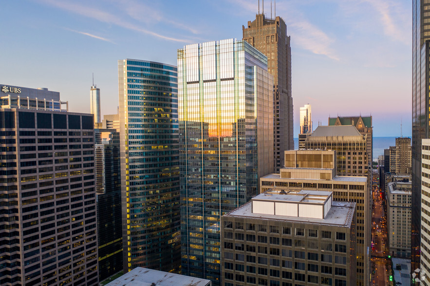 111 S Wacker Dr, Chicago, IL à louer - Photo du bâtiment - Image 1 de 10