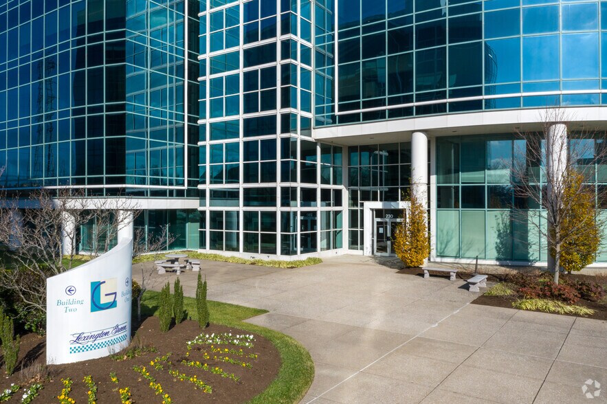 230 Lexington Green Cir, Lexington, KY à louer - Photo du bâtiment - Image 3 de 13