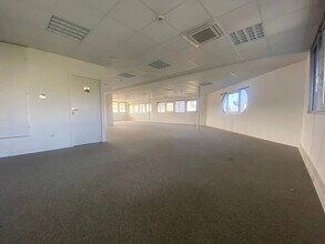 122 Avenue De Hambourg, Marseille for lease Interior Photo- Image 2 of 6