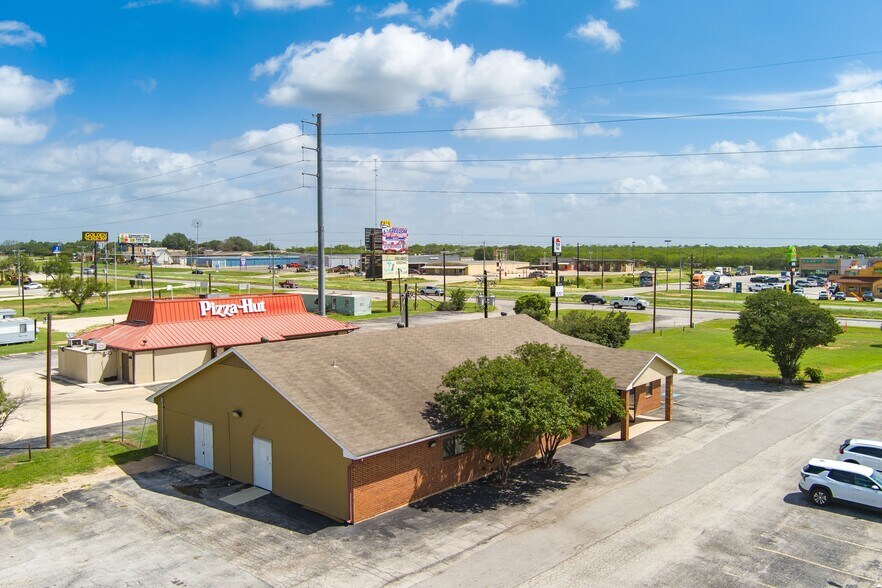 543 10th St, Floresville, TX à vendre - Photo du bâtiment - Image 2 de 10