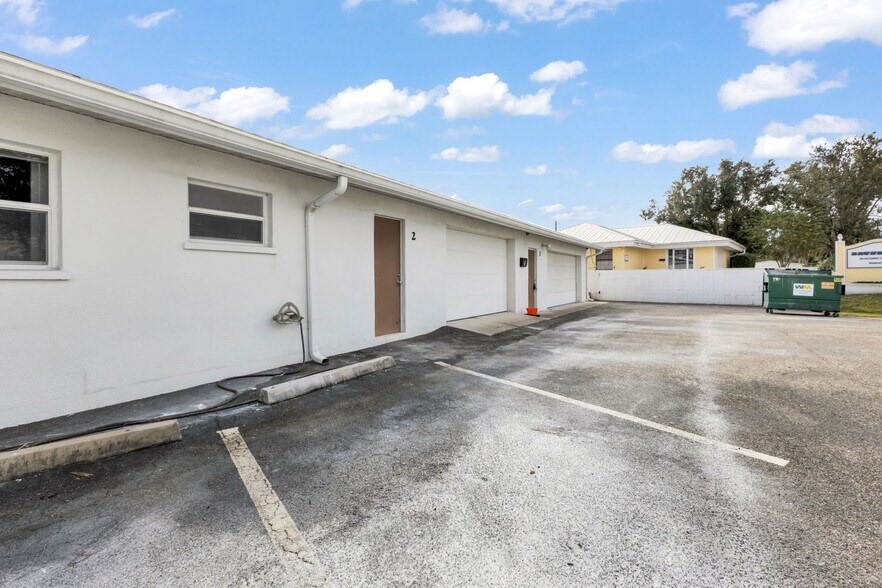 23263 Harborview Rd, Port Charlotte, FL à vendre - Photo du bâtiment - Image 3 de 29