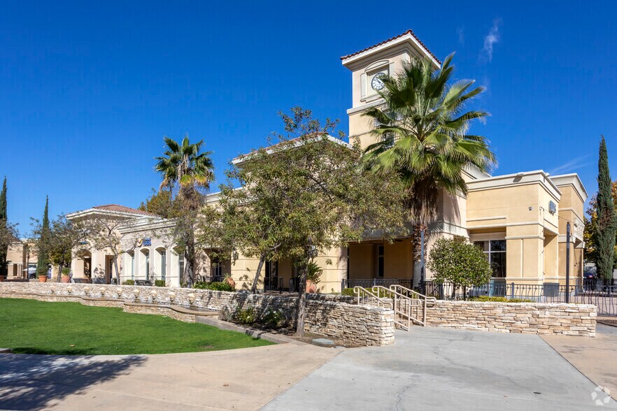 1102-1188 E Champlain Dr, Fresno, CA à louer - Photo du bâtiment - Image 2 de 6