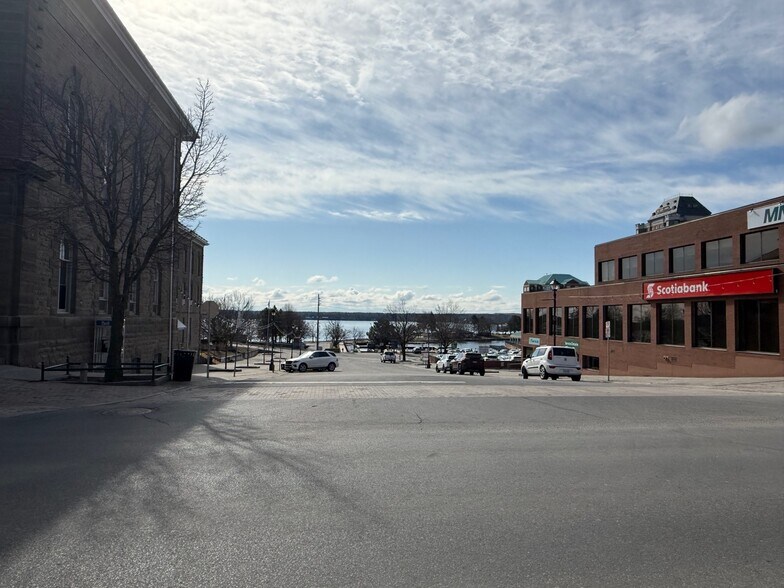 2 King St W, Brockville, ON à vendre - Photo du bâtiment - Image 3 de 8