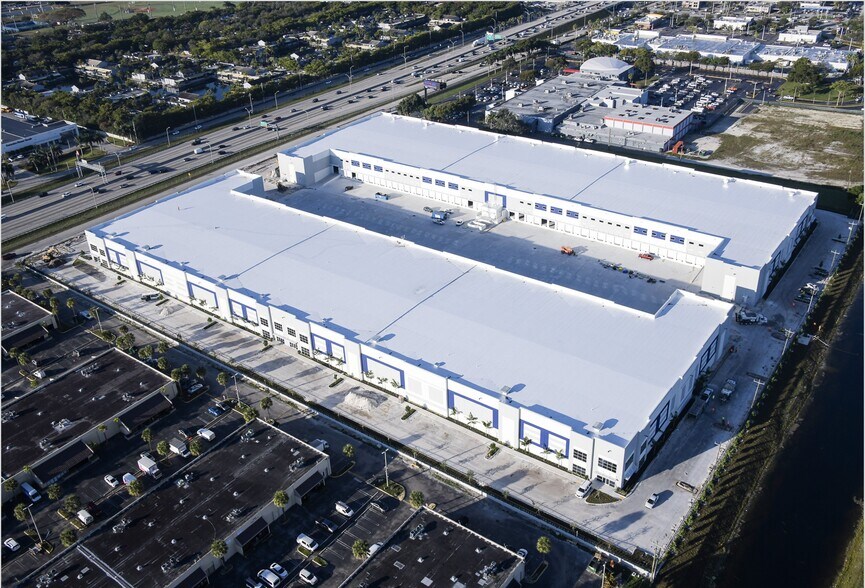 6405 NW 167th St, Hialeah, FL à louer - Photo du bâtiment - Image 2 de 34