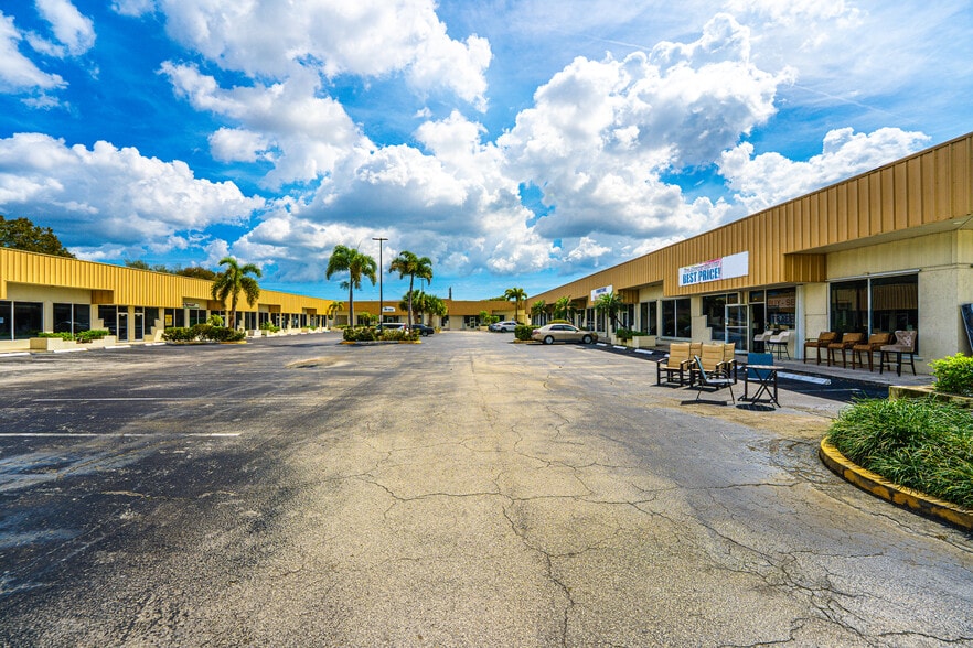 6758 N Military Trl, West Palm Beach, FL à louer - Photo du bâtiment - Image 3 de 17