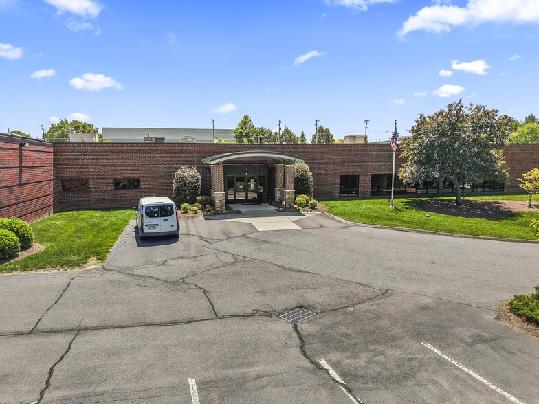 2540 Empire Dr, Winston-Salem, NC à louer - Photo du bâtiment - Image 3 de 7