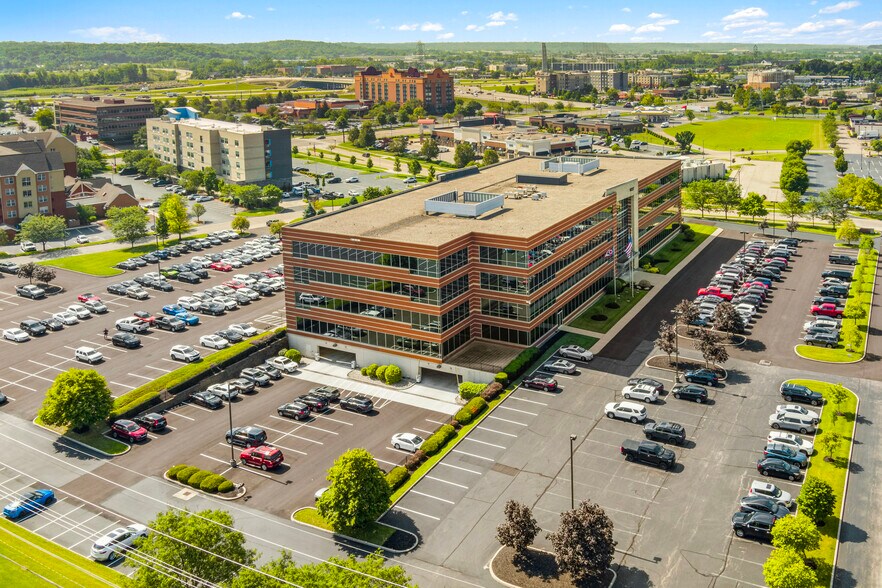 9227 Centre Pointe Dr, West Chester, OH à vendre - Photo du bâtiment - Image 2 de 8