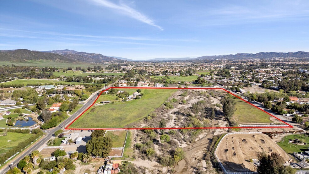 25070 Hayes Ave, Murrieta, CA for sale - Primary Photo - Image 3 of 26