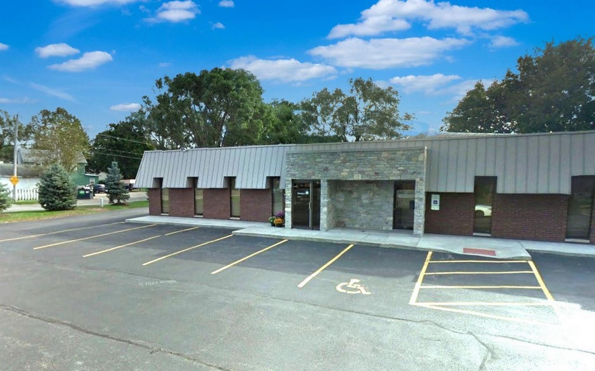 521 Devonshire Ln, Crystal Lake, IL for lease Primary Photo- Image 1 of 4