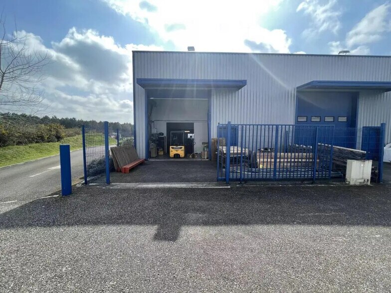 Flex dans SAINT-JEAN-D'ILLAC à louer - Photo du bâtiment - Image 2 de 9