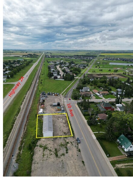 670 10th Ave, Carstairs, AB à vendre - Aérien - Image 3 de 4