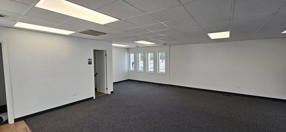 310-340 Melvin, Northbrook, IL for lease - Building Photo - Image 3 of 9