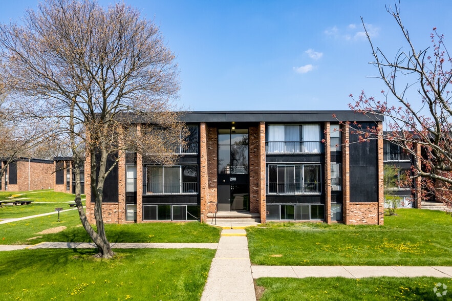 505 Old Oak Ct, Pontiac, MI for sale - Building Photo - Image 3 of 8