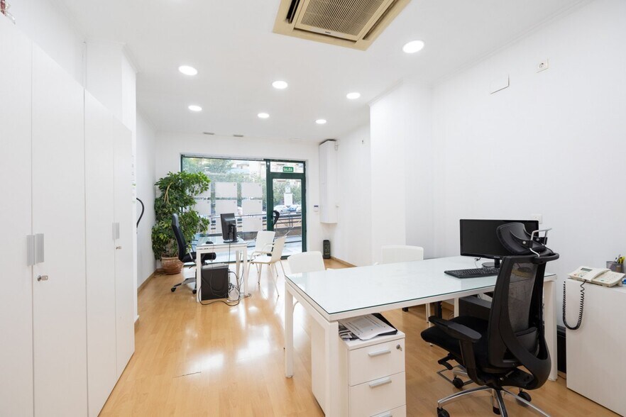 Retail in Granada for sale - Interior Photo - Image 1 of 15