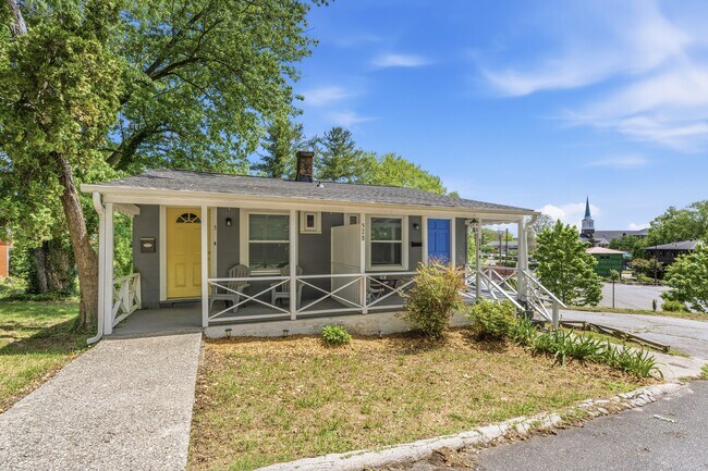 More details for 526 Fleming St, Hendersonville, NC - Multifamily for Sale