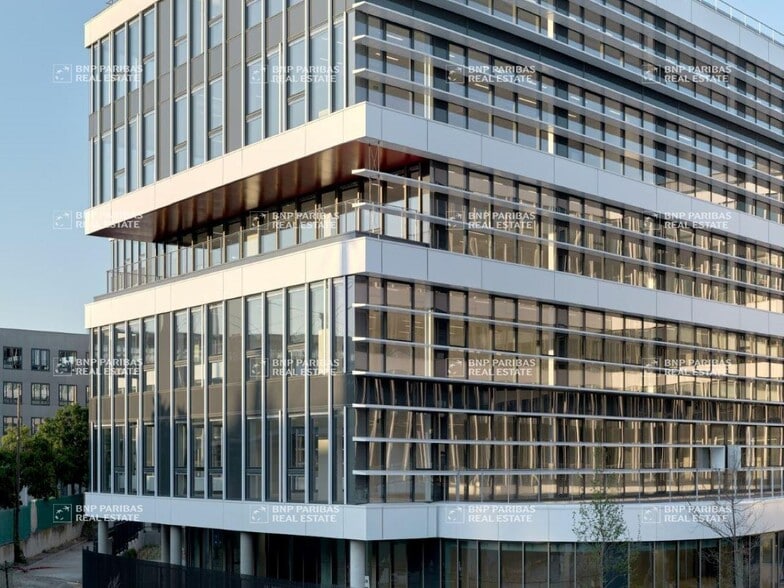 Office in Lyon for lease - Building Photo - Image 2 of 32