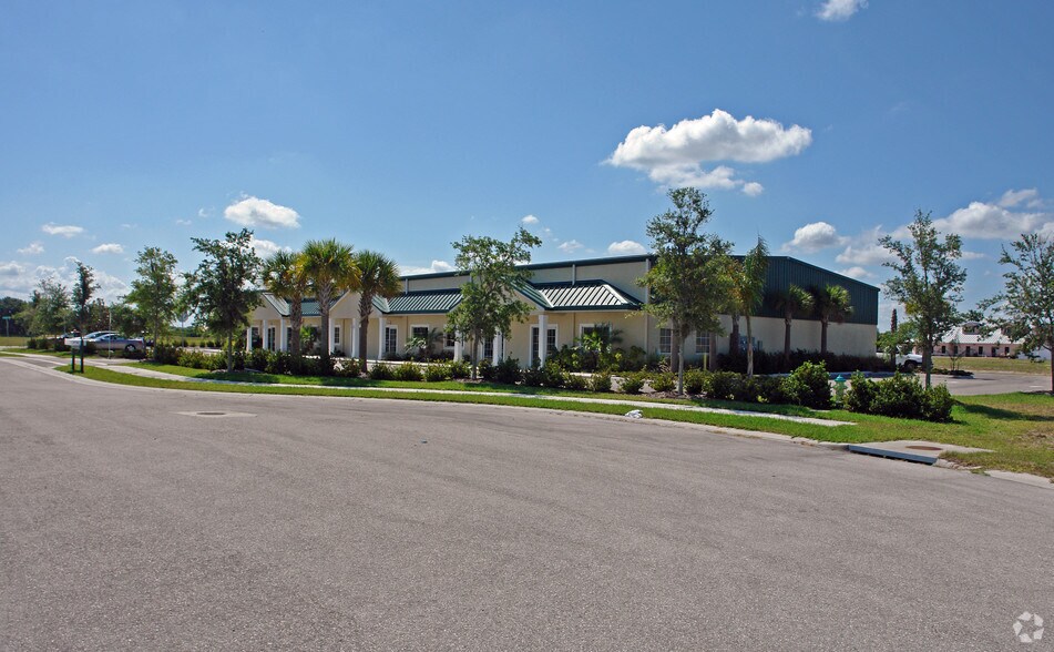 8120-8130 Uzita Dr, Sarasota, FL à louer - Photo du bâtiment - Image 2 de 12