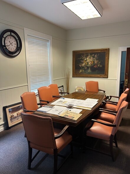 117-121 W. Wesley St, Wheaton portfolio of 2 properties for sale on LoopNet.ca - Building Photo - Image 2 of 10