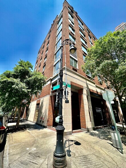 2 South End Ave, New York, NY à louer - Photo du bâtiment - Image 2 de 5