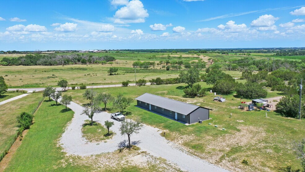 5855 County Road 392, Stephenville, TX à vendre - Photo du bâtiment - Image 2 de 18