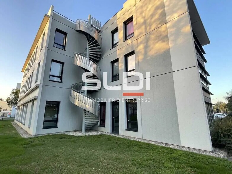 Bureau dans Saint-Priest à louer - Photo du bâtiment - Image 3 de 10