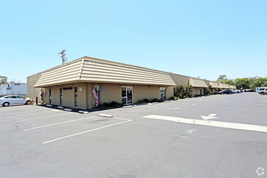 18231-18259 Mount Baldy Cir, Fountain Valley, CA à louer - Photo du bâtiment - Image 2 de 4