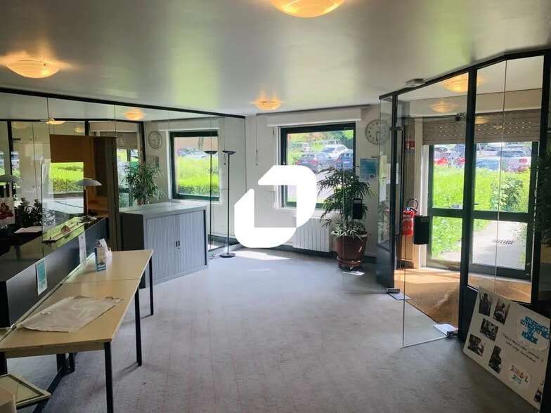 Bureau dans Lognes à louer - Hall d’entrée - Image 1 de 11