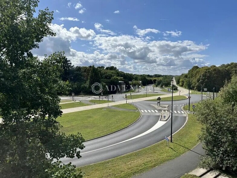 Office in Lieusaint for lease - Building Photo - Image 3 of 8